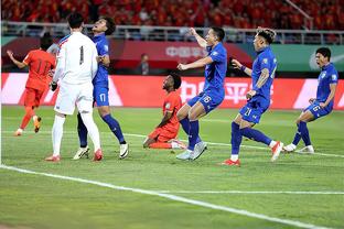 王大雷：中国足球最低谷的时候你们依然陪着这支球队，继续战斗！